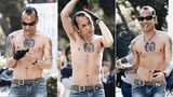 Auch Tattoos sind fester Bestandteil der Rockabilly-Kultur. Genau wie Zigarette, schwarze Handschuhe und Sonnenbrille.