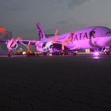 … mit Live-Musik, grazilen Tänzerinnen und Tüchern im künstlichen Abendwind. Es folgt eine Lichtershow.