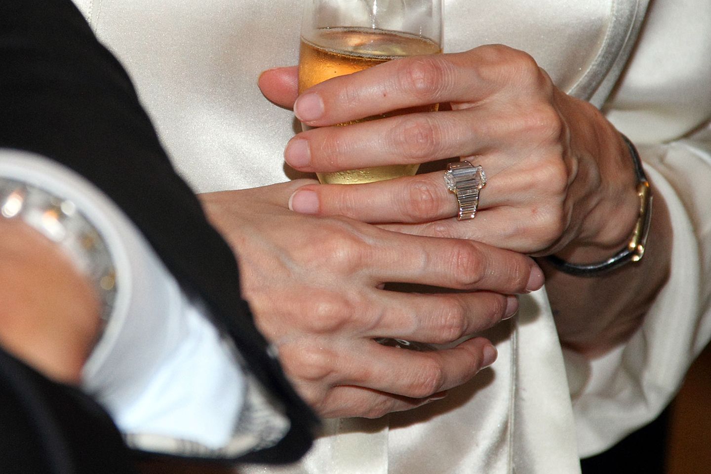 Ex-Paar: Im April 2012 verlobten sich Brad Pitt und Angelina Jolie nach acht Jahren Beziehung. Er machte ihr den Antrag auf den Galapagos-Inseln, wo sie mit ihren Kindern einen Urlaub verbrachten. Den Verlobungsring im Wert von einer Millionen Dollar entwarf Brad Pitt gemeinsam mit dem Juwelier Robert Procop. Im April 2012 verlobten sich Brad Pitt und Angelina Jolie nach acht Jahren Beziehung. Er machte ihr den Antrag auf den Galapagos-Inseln, wo sie mit ihren Kindern einen Urlaub verbrachten. Den Verlobungsring im Wert von einer Millionen Dollar entwarf Brad Pitt gemeinsam mit dem Juwelier Robert Procop.