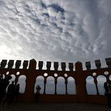 Die Fassade des Palácio Nacional da Pena lädt Touristen im Gegenlicht zum Fotografieren ein