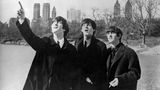 Die Beatles eroberten Amerika im Sturm, umgekehrt fanden auch die Musiker Gefallen an dem Land. Hier amüsieren sich John Lennon, Paul McCartney und Ringo Starr (v.l.) im Central Park, der in der Nähe ihres New Yorker Hotels lag.
