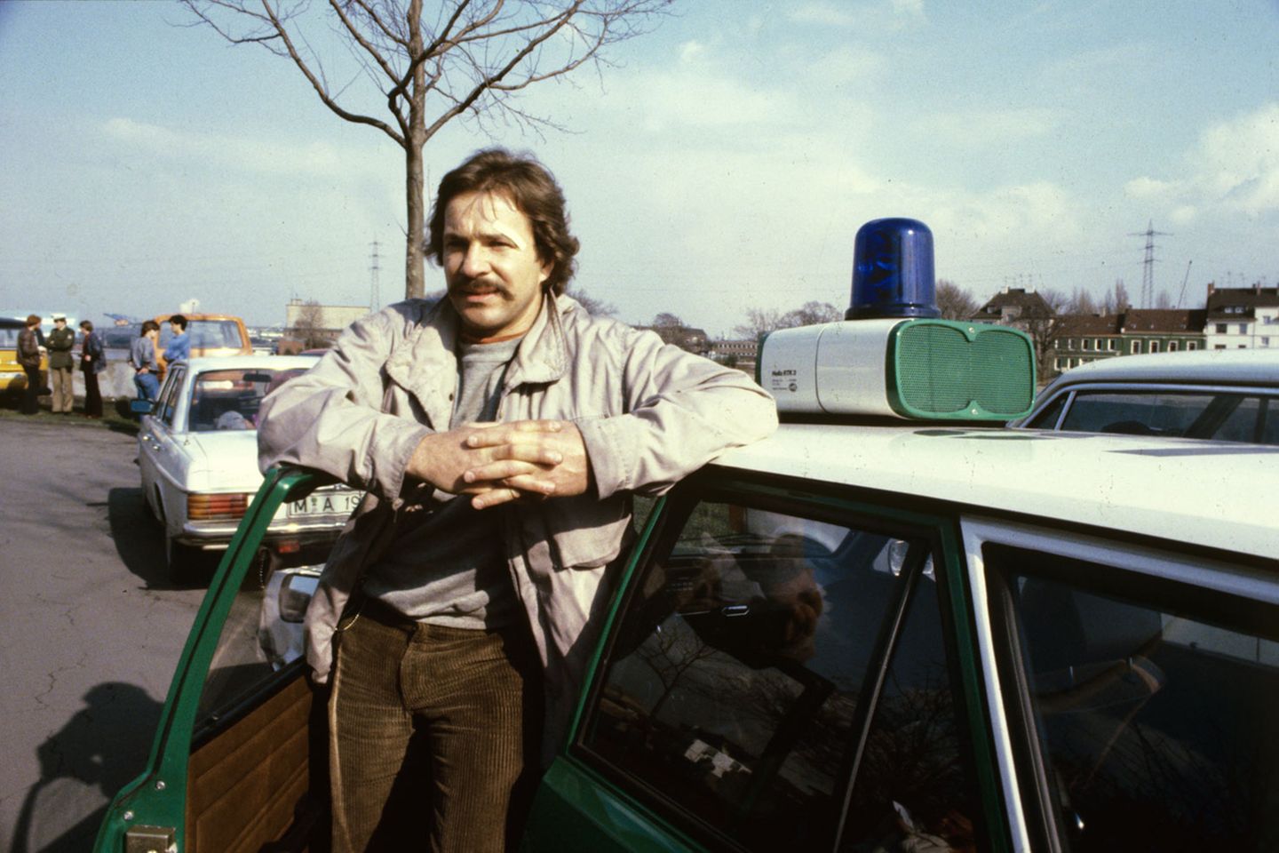 Die kontroversesten "Tatort"-Folgen: "Duisburg-Ruhrort", "Tatort"-Folge: 126, Jahr: 1981 "Scheiße". Was heute ein Allerweltswort ist, das sogar geschniegelte Politiker und Wirtschaftsbosse in den Mund nehmen dürfen, war 1981 ein mittlerer Skandal. Wie überhaupt alles an diesem neuen Kommissar aus Duisburg, der solche Igitt-Wörter in den Mund nahm, rohe Eier fraß und seine speckige Jacke am Sankt Nimmerleinstag wusch. Der Name, natürlich: Horst Schimanski. "Duisburg-Ruhrort", "Tatort"-Folge: 126, Jahr: 1981 "Scheiße". Was heute ein Allerweltswort ist, das sogar geschniegelte Politiker und Wirtschaftsbosse in den Mund nehmen dürfen, war 1981 ein mittlerer Skandal. Wie überhaupt alles an diesem neuen Kommissar aus Duisburg, der solche Igitt-Wörter in den Mund nahm, rohe Eier fraß und seine speckige Jacke am Sankt Nimmerleinstag wusch. Der Name, natürlich: Horst Schimanski.