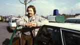 "Duisburg-Ruhrort", "Tatort"-Folge: 126, Jahr: 1981  "Scheiße". Was heute ein Allerweltswort ist, das sogar geschniegelte Politiker und Wirtschaftsbosse in den Mund nehmen dürfen, war 1981 ein mittlerer Skandal. Wie überhaupt alles an diesem neuen Kommissar aus Duisburg, der solche Igitt-Wörter in den Mund nahm, rohe Eier fraß und seine speckige Jacke am Sankt Nimmerleinstag wusch. Der Name, natürlich: Horst Schimanski.