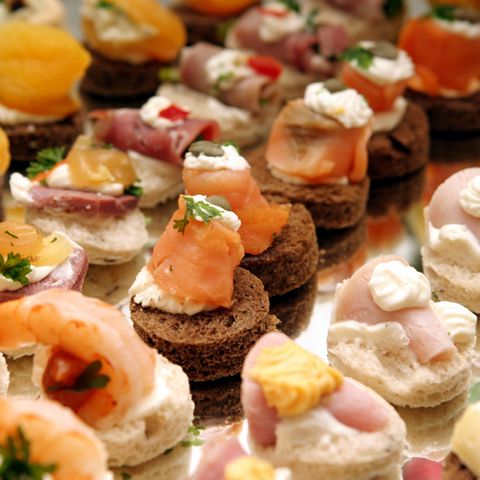 Bunt belegte Brot-Häppchen - schnell gemacht und abwechslungsreich. Für ein festliches Buffet dürfen sie ruhig etwas extravaganter ausfallen.