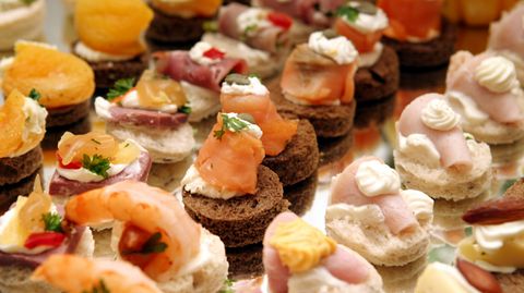 Bunt belegte Brot-Häppchen - schnell gemacht und abwechslungsreich. Für ein festliches Buffet dürfen sie ruhig etwas extravaganter ausfallen.