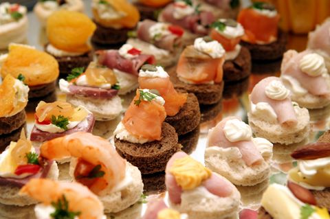 Bunt belegte Brot-Häppchen - schnell gemacht und abwechslungsreich. Für ein festliches Buffet dürfen sie ruhig etwas extravaganter ausfallen.