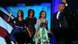 Ohne Motown kein US-Präsident Obama. Das behaupten zumindest einige Kulturkritiker in den USA. Dass die Bedeutung von Motown von Anfang an über die Musik hinausging und einen großen Beitrag zur Gleichstellung der Afroamerikaner leistete, ist heute unbestritten. Berry Gordy machte schwarze Künstler zu Stars, die von einem überwiegend weißen Publikum gehört wurden. Dass die Firma von Schwarzen geführt wurde, zeigte dem restlichen Amerika, dass der Kapitalismus keine exklusive Angelegenheit für Weiße ist. Der Motown-Sound gab vielen Schwarzen Selbstbewusstsein und begleitete ihren gesellschaftlichen Aufstieg.   So ist es nur folgerichtig, dass die Musik von Motown auch eine große Rolle in der Präsidentschaft Barack Obamas spielt. Stevie Wonders "Signed, Sealed & Delivered" wurde bei seinen Wahlkampfauftritten 2008 gespielt und erklang auf den beiden Wahlpartys, als sich Obama mit seiner Familie 2008 und 2012 den begeisterten Anhängern präsentierte.