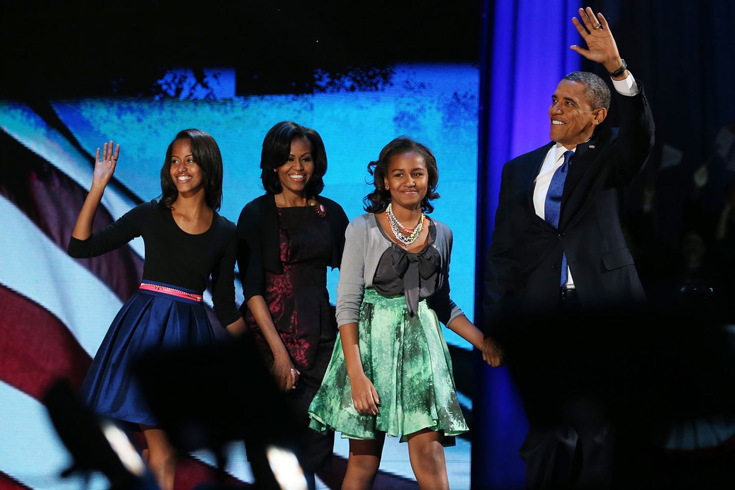 Motown: Ohne Motown kein US-Präsident Obama. Das behaupten zumindest einige Kulturkritiker in den USA. Dass die Bedeutung von Motown von Anfang an über die Musik hinausging und einen großen Beitrag zur Gleichstellung der Afroamerikaner leistete, ist heute unbestritten. Berry Gordy machte schwarze Künstler zu Stars, die von einem überwiegend weißen Publikum gehört wurden. Dass die Firma von Schwarzen geführt wurde, zeigte dem restlichen Amerika, dass der Kapitalismus keine exklusive Angelegenheit für Weiße ist. Der Motown-Sound gab vielen Schwarzen Selbstbewusstsein und begleitete ihren gesellschaftlichen Aufstieg. So ist es nur folgerichtig, dass die Musik von Motown auch eine große Rolle in der Präsidentschaft Barack Obamas spielt. Stevie Wonders "Signed, Sealed & Delivered" wurde bei seinen Wahlkampfauftritten 2008 gespielt und erklang auf den beiden Wahlpartys, als sich Obama mit seiner Familie 2008 und 2012 den begeisterten Anhängern präsentierte. Ohne Motown kein US-Präsident Obama. Das behaupten zumindest einige Kulturkritiker in den USA. Dass die Bedeutung von Motown von Anfang an über die Musik hinausging und einen großen Beitrag zur Gleichstellung der Afroamerikaner leistete, ist heute unbestritten. Berry Gordy machte schwarze Künstler zu Stars, die von einem überwiegend weißen Publikum gehört wurden. Dass die Firma von Schwarzen geführt wurde, zeigte dem restlichen Amerika, dass der Kapitalismus keine exklusive Angelegenheit für Weiße ist. Der Motown-Sound gab vielen Schwarzen Selbstbewusstsein und begleitete ihren gesellschaftlichen Aufstieg. So ist es nur folgerichtig, dass die Musik von Motown auch eine große Rolle in der Präsidentschaft Barack Obamas spielt. Stevie Wonders "Signed, Sealed & Delivered" wurde bei seinen Wahlkampfauftritten 2008 gespielt und erklang auf den beiden Wahlpartys, als sich Obama mit seiner Familie 2008 und 2012 den begeisterten Anhängern präsentierte.