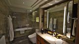 Luxusbäder mit beheizten Marmorfußböden sind in dieser Hotelkategorie selbstverständlich. Nicht aber ein in die Spiegelfläche eingelassener TV-Bildschirm und eine japanische Hightech-Toilette mit beheizter WC-Brille und integrierter Warmwasserreinigung wie in einem Bidet.