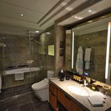 Luxusbäder mit beheizten Marmorfußböden sind in dieser Hotelkategorie selbstverständlich. Nicht aber ein in die Spiegelfläche eingelassener TV-Bildschirm und eine japanische Hightech-Toilette mit beheizter WC-Brille und integrierter Warmwasserreinigung wie in einem Bidet.