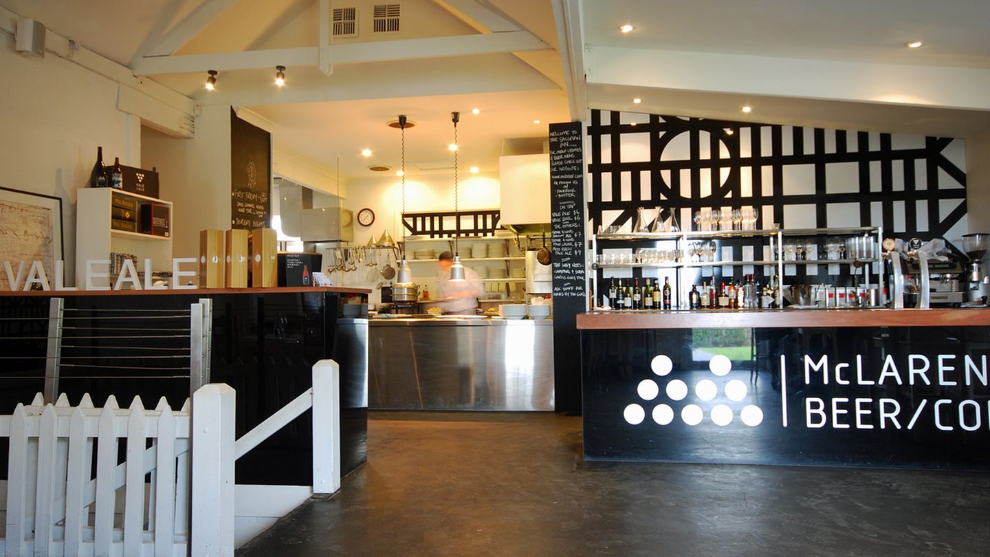 Die besten Restaurants: Salopian: Mclaren Vale, Southern Australia Mitten in der Weinregion McLaren Vale bietet Küchenchefin Karena Armstrong in einer hell renovierten Scheune aufgrund der Nähe zur Südküste eine große Auswahl von Fischgerichte an. Aber auch Fleisch steht in dem Landgasthof auf der Karte, wie zum Beispiel "geschmorten Känguruschwanz mit karamelisierten Chili und Meerfenchel an Saltbush-Salat". Info: www.skillogalee.com.au Salopian: Mclaren Vale, Southern Australia Mitten in der Weinregion McLaren Vale bietet Küchenchefin Karena Armstrong in einer hell renovierten Scheune aufgrund der Nähe zur Südküste eine große Auswahl von Fischgerichte an. Aber auch Fleisch steht in dem Landgasthof auf der Karte, wie zum Beispiel "geschmorten Känguruschwanz mit karamelisierten Chili und Meerfenchel an Saltbush-Salat". Info: www.skillogalee.com.au