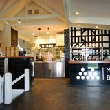 Salopian: Mclaren Vale, Southern Australia  Mitten in der Weinregion McLaren Vale bietet Küchenchefin Karena Armstrong in einer hell renovierten Scheune aufgrund der Nähe zur Südküste eine große Auswahl von Fischgerichte an. Aber auch Fleisch steht in dem Landgasthof auf der Karte, wie zum Beispiel "geschmorten Känguruschwanz mit karamelisierten Chili und Meerfenchel an Saltbush-Salat".  Info: www.skillogalee.com.au