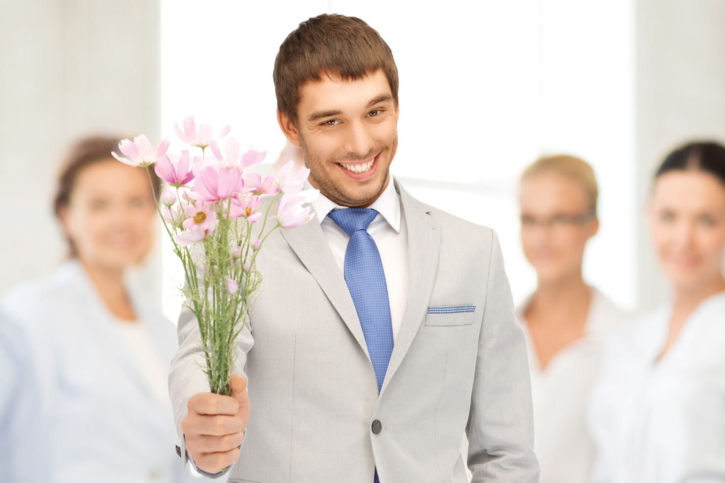 Sieben Prozent aller Mitarbeiter bekommen Blümchen vom Chef. Immerhin - denn statistisch gesehen bekam im vergangenen Jahr jeder dritte Angestellte gar kein Weihnachtsgeschenk oder nur eine schnöde Grußkarte.