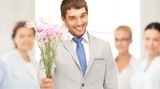Sieben Prozent aller Mitarbeiter bekommen Blümchen vom Chef. Immerhin - denn statistisch gesehen bekam im vergangenen Jahr jeder dritte Angestellte gar kein Weihnachtsgeschenk oder nur eine schnöde Grußkarte.