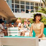 Mittwoch: Sonne, Strand und 50-Jahre Glamour  Spätestens seit dem Erfolg von "Mad Men", der Serie um eine New Yorker Werbeagentur in den 60er Jahren, ist die Retrowelle im Fernsehen angekommen. Die US-Serie "Magic City" bringt nun die 50er Jahre in seinen strahlendsten Farben ins Fernsehen: Im Mittelpunkt steht Isaac "Ike" Evans (Jeffrey Dean Morgan), der im Jahr 1959 das angesagte Hotel Miramar Playa in Miami führt. Dabei hat er jede Menge Probleme zu bewältigen: Die Staatsanwaltschaft sitzt ihm im Nacken, er hat zudem Ärger mit der Mafia - und dann will auch seine attraktive Frau Vera (Ex-Bond-Girl Olga Kurylenko) zufrieden gestellt werden. Ehrlich gesagt hat die Serie keinen besonderen Tiefgang, doch hübsch anzuschauen ist die Reise in die bonbon-bunten 50er Jahre allemal. ZDFneo zeigt die 50-minütigen Folgen der ersten Staffel mittwochs um 22.30 Uhr.