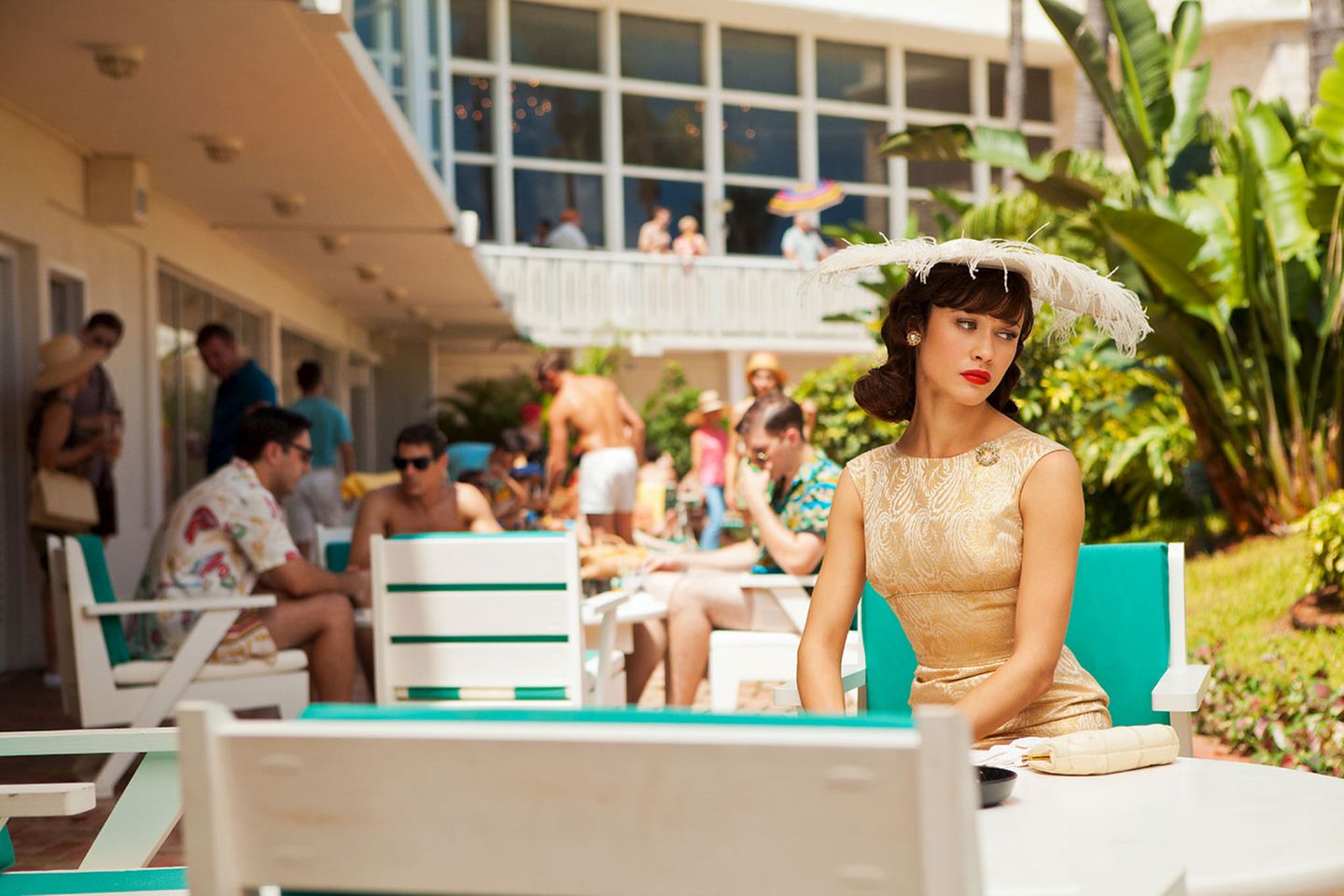 Mittwoch: Sonne, Strand und 50-Jahre Glamour  Spätestens seit dem Erfolg von "Mad Men", der Serie um eine New Yorker Werbeagentur in den 60er Jahren, ist die Retrowelle im Fernsehen angekommen. Die US-Serie "Magic City" bringt nun die 50er Jahre in seinen strahlendsten Farben ins Fernsehen: Im Mittelpunkt steht Isaac "Ike" Evans (Jeffrey Dean Morgan), der im Jahr 1959 das angesagte Hotel Miramar Playa in Miami führt. Dabei hat er jede Menge Probleme zu bewältigen: Die Staatsanwaltschaft sitzt ihm im Nacken, er hat zudem Ärger mit der Mafia - und dann will auch seine attraktive Frau Vera (Ex-Bond-Girl Olga Kurylenko) zufrieden gestellt werden. Ehrlich gesagt hat die Serie keinen besonderen Tiefgang, doch hübsch anzuschauen ist die Reise in die bonbon-bunten 50er Jahre allemal. ZDFneo zeigt die 50-minütigen Folgen der ersten Staffel mittwochs um 22.30 Uhr.