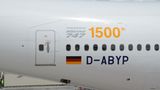 Am Ende der Zeremonien wird ein besonderer Schriftzug am Heck enthüllt, der den Jumbo als Jubiläumsmaschine ausweist. Vor drei Tagen hat die Airline die letzte Tranche des Kaufpreises überwiesen und anschließend die "Bill of Sale", die Eigentumsurkunde und Triebwerkslogbücher sowie die temporäre Zulassung vom Luftfahrt Bundesamt - so etwas wie eine rote Autonummer für den Überführungsflug nach Deutschland - erhalten.