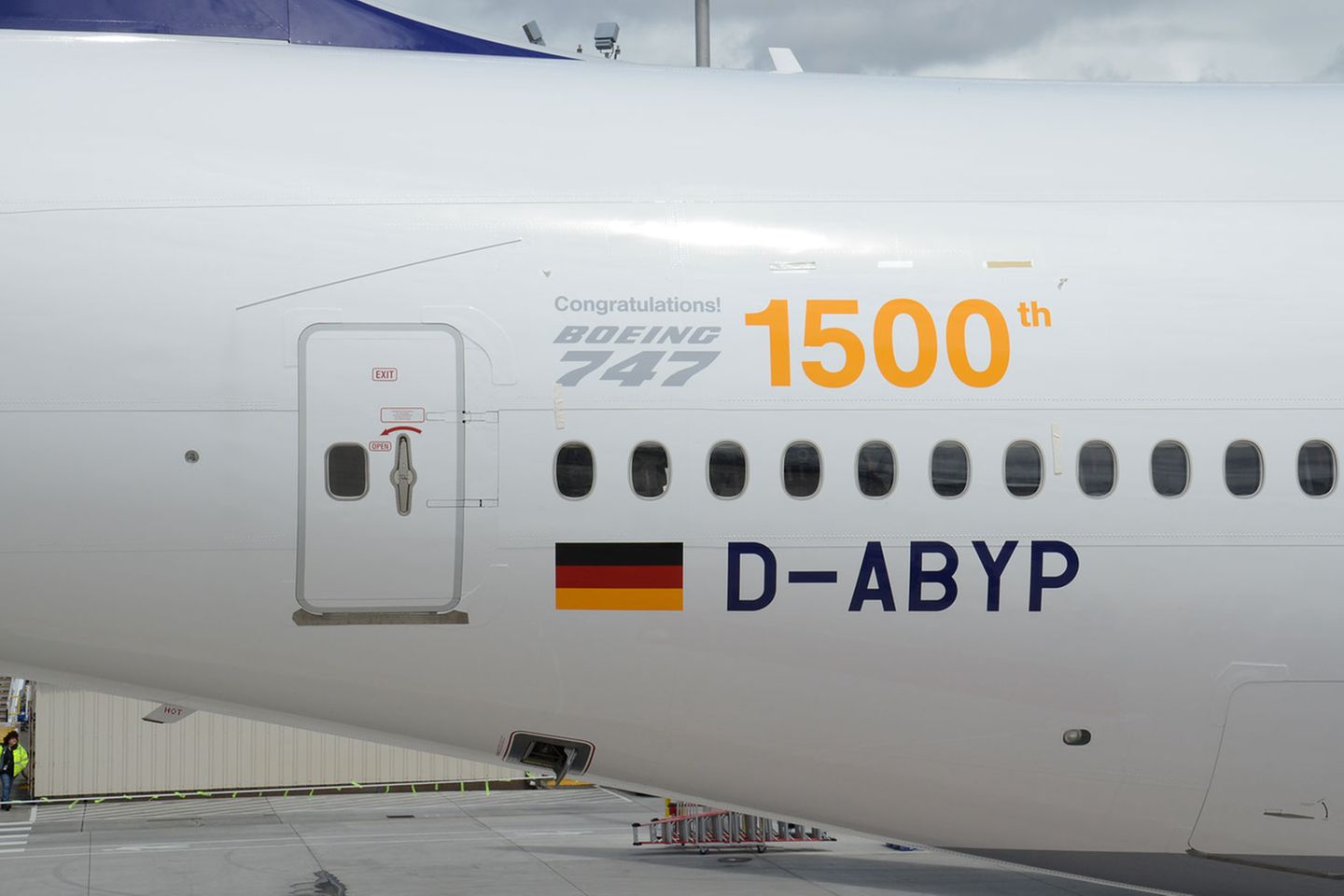 Am Ende der Zeremonien wird ein besonderer Schriftzug am Heck enthüllt, der den Jumbo als Jubiläumsmaschine ausweist. Vor drei Tagen hat die Airline die letzte Tranche des Kaufpreises überwiesen und anschließend die "Bill of Sale", die Eigentumsurkunde und Triebwerkslogbücher sowie die temporäre Zulassung vom Luftfahrt Bundesamt - so etwas wie eine rote Autonummer für den Überführungsflug nach Deutschland - erhalten.