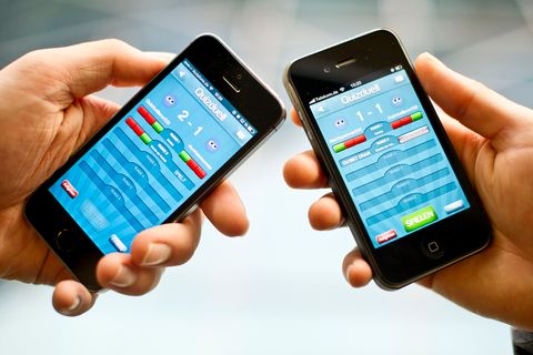 Kampf der Besserwisser  Das Spiel, das viele Menschen zum ersten Mal in die Spielsucht getrieben haben dürfte, dürfte "Quizduell" gewesen sein. Ende 2013, Anfang 2014 duellierten sich mehr als sieben Millionen Nutzer in der Quiz-App. Wegen des großen Erfolgs kam "Quizduell" schließlich ins Fernsehen - doch der Start ging wegen technischer Fehler gründlich in die Hose. Dem Erfolg tat das keinen Abbruch, bis heute erfreut sich das Spiel großer Beliebtheit.