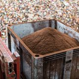 Der herausgelöste Kaffeesatz wird abtransportiert. Er wird kompostiert oder verbrannt.