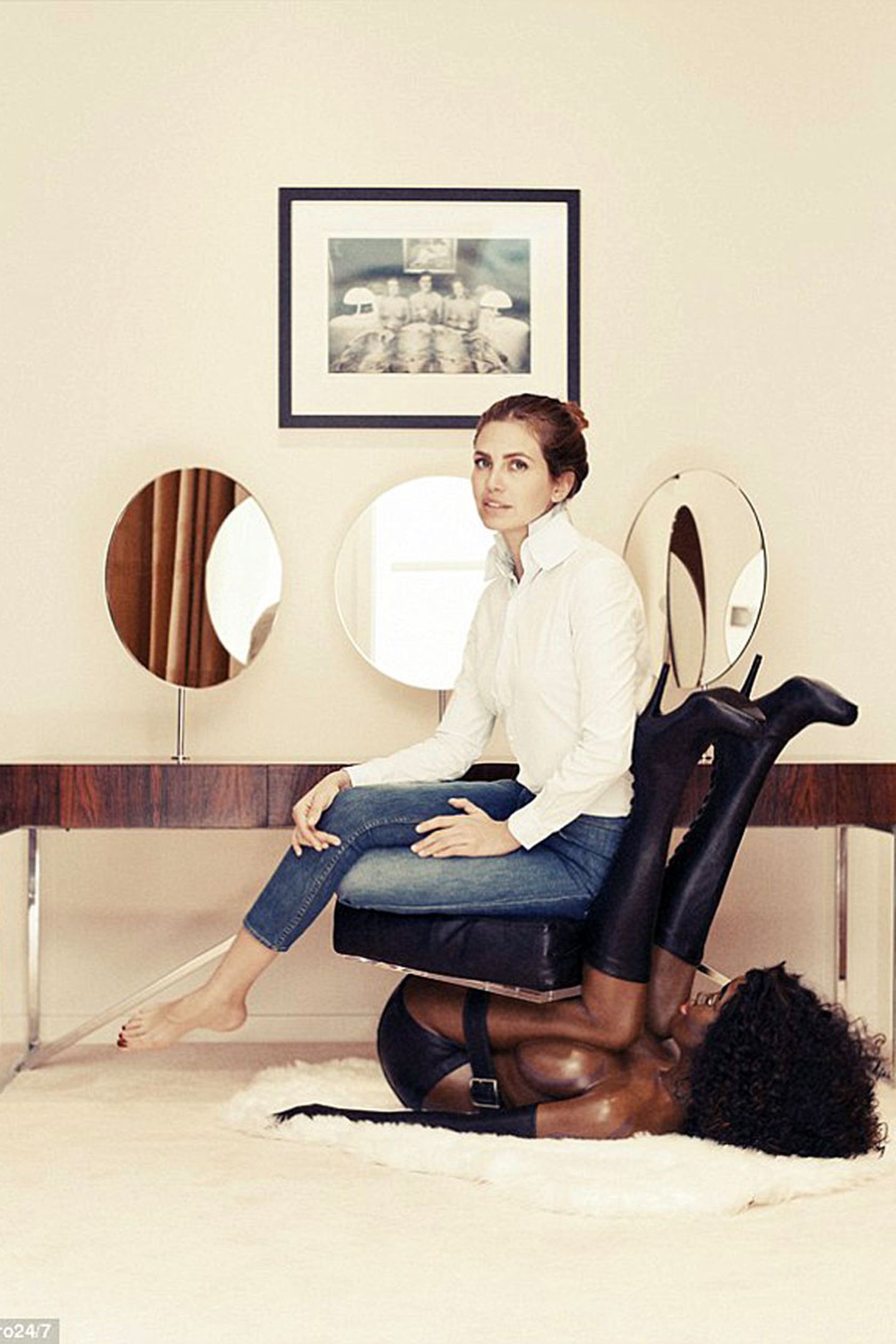 It-Girl und Kunstsammlerin Dasha Zhukova auf dem Stuhl von Künstler Bjarne Melgaard