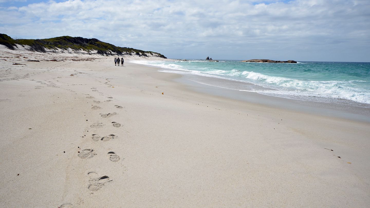 Bay of Fires Walk: Über zwei Tage geht es einsam am Meer entlang an, fern jeglicher Zivilisation. Hier sieht die Küste noch immer so unberührt aus wie im Jahre 1642, als der niederländische Seefahrer Abel Tasman den Landstrich für die Europäer entdeckte. Bild 1 von 16 der Fotostrecke zum Klicken: Über zwei Tage geht es einsam am Meer entlang an, fern jeglicher Zivilisation.
