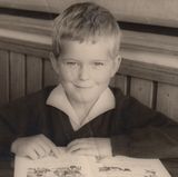 Bert Gamerschlag, 1963 in Emmerich am Niederrhein  Auch wenn es so aussieht, ich konnte noch nicht lesen. Der Name meines Lehrers war Ernst Booms, er lebt noch, aber von den Mitschülern haben einige nicht überlebt, sind in der Klapse oder sonst am Ende. Traurig.