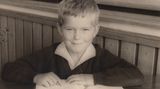 Bert Gamerschlag, 1963 in Emmerich am Niederrhein  Auch wenn es so aussieht, ich konnte noch nicht lesen. Der Name meines Lehrers war Ernst Booms, er lebt noch, aber von den Mitschülern haben einige nicht überlebt, sind in der Klapse oder sonst am Ende. Traurig.