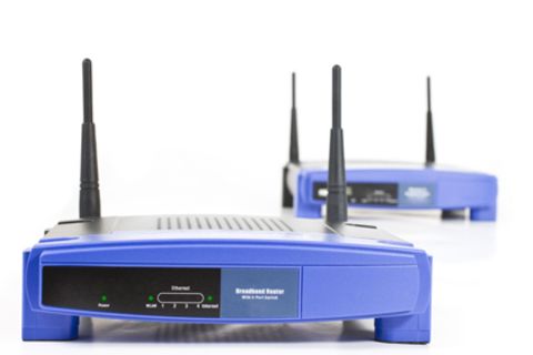 Viele Router haben justierbare Antennen. Damit kann die Reichweite kinderleicht erhöht werden. Doch manchmal helfen nur neue Geräte.