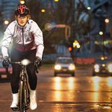 Die Kleidung von Sugoi ist traditionell für Radsportler gedacht. Das neue Zap Bike Jacket eignet sich aber auch für Cityradler, das Material reflektiert das Licht so stark, dass es wirkt, als würde es leuchten. Selbst dunkle Farben strahlen dann leuchtend Weiß. Der Preis liegt bei etwa 90 Euro. Die kanadische Marke bietet insgesamt ein gutes Preis- Leistungsverhältnis.