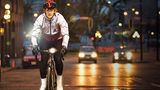 Die Kleidung von Sugoi ist traditionell für Radsportler gedacht. Das neue Zap Bike Jacket eignet sich aber auch für Cityradler, das Material reflektiert das Licht so stark, dass es wirkt, als würde es leuchten. Selbst dunkle Farben strahlen dann leuchtend Weiß. Der Preis liegt bei etwa 90 Euro. Die kanadische Marke bietet insgesamt ein gutes Preis- Leistungsverhältnis.