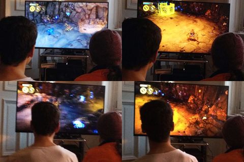 Drei Jugendliche spielen Playstation