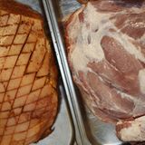 Mit oder ohne Schwarte? Letztendlich ist das Geschmackssache. Die Schwarte sollte der Schlachter gleich abschneiden. Soll sie jedoch drauf bleiben, muss sie mit einem scharfen Messer über Kreuz eingeritzt werden. Liebhaber krosser Krusten werden enttäuscht sein: Beim Smoken wird die Haut weich und gummiartig.