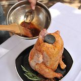 Wichtiger als Bier und alle Gewürzbeigaben: die Marinade. Sie sorgt für eine leckere, krosse Haut. Die Grillmeister der Starküche in Hamburg, wo wir das "Bierhintern-Huhn" zubereitet haben, empfehlen eine Marinade aus Öl, grob gemahlenen frischen, bunten Pfeffer, Salz und Paprika edelsüß. Kein Olivenöl verwenden! Durch seinen niedrigen Brennpunkt, verbrennt es schnell. Rapsöl eignet sich wegen seines hohen Siedepunktes sehr gut. Wer es würziger mag, greift zu Erdnussöl, Sesamöl oder Kürbiskernöl. Die Marinade verrühren und dann das Huhn gründlich einpinseln.