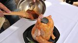 Wichtiger als Bier und alle Gewürzbeigaben: die Marinade. Sie sorgt für eine leckere, krosse Haut. Die Grillmeister der Starküche in Hamburg, wo wir das "Bierhintern-Huhn" zubereitet haben, empfehlen eine Marinade aus Öl, grob gemahlenen frischen, bunten Pfeffer, Salz und Paprika edelsüß. Kein Olivenöl verwenden! Durch seinen niedrigen Brennpunkt, verbrennt es schnell. Rapsöl eignet sich wegen seines hohen Siedepunktes sehr gut. Wer es würziger mag, greift zu Erdnussöl, Sesamöl oder Kürbiskernöl. Die Marinade verrühren und dann das Huhn gründlich einpinseln.