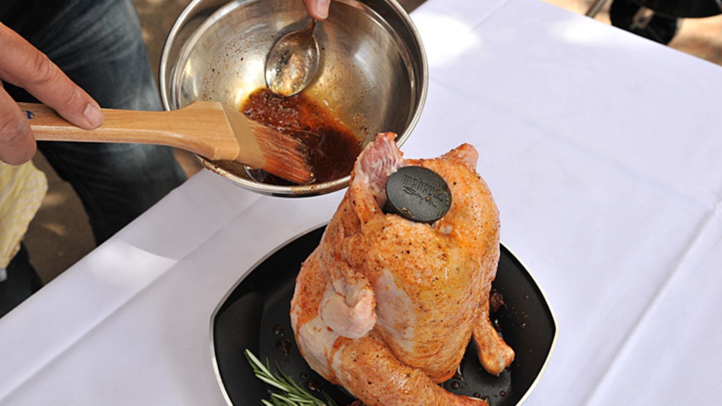 Huhn auf Bier, das rat ich dir!: Wichtiger als Bier und alle Gewürzbeigaben: die Marinade. Sie sorgt für eine leckere, krosse Haut. Die Grillmeister der Starküche in Hamburg, wo wir das "Bierhintern-Huhn" zubereitet haben, empfehlen eine Marinade aus Öl, grob gemahlenen frischen, bunten Pfeffer, Salz und Paprika edelsüß. Kein Olivenöl verwenden! Durch seinen niedrigen Brennpunkt, verbrennt es schnell. Rapsöl eignet sich wegen seines hohen Siedepunktes sehr gut. Wer es würziger mag, greift zu Erdnussöl, Sesamöl oder Kürbiskernöl. Die Marinade verrühren und dann das Huhn gründlich einpinseln. Wichtiger als Bier und alle Gewürzbeigaben: die Marinade. Sie sorgt für eine leckere, krosse Haut. Die Grillmeister der Starküche in Hamburg, wo wir das "Bierhintern-Huhn" zubereitet haben, empfehlen eine Marinade aus Öl, grob gemahlenen frischen, bunten Pfeffer, Salz und Paprika edelsüß. Kein Olivenöl verwenden! Durch seinen niedrigen Brennpunkt, verbrennt es schnell. Rapsöl eignet sich wegen seines hohen Siedepunktes sehr gut. Wer es würziger mag, greift zu Erdnussöl, Sesamöl oder Kürbiskernöl. Die Marinade verrühren und dann das Huhn gründlich einpinseln.