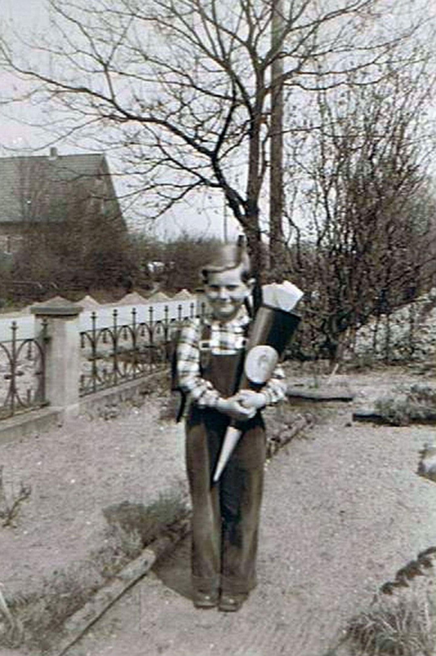 Rolf Dieckmann, April 1953 in Kummerfeld   Ich wurde damals in die winzige Schule eines Dorfes namens Kummerfeld in Schleswig-Holstein eingeschult. In einigen Klappentexten zu meinen Satire-Büchern steht zu lesen:   Dieckmann wurde in einem Holsteiner Dorf namens Kummerfeld geboren und beschloss schon aus diesem Grunde, sich fortan nur noch den heiteren Seiten des Lebens zu widmen.  Und so kam es auch: Ich war bis Ende letzten Jahres Ressortleiter "Humor & Satire". 1979 kam ich zum stern und habe vor der komischen Periode noch einige ernsthafte Ressorts durchlaufen. Noch heute mache ich jede Woche die "Luftblasen - Prominenten in den Mund geschoben".