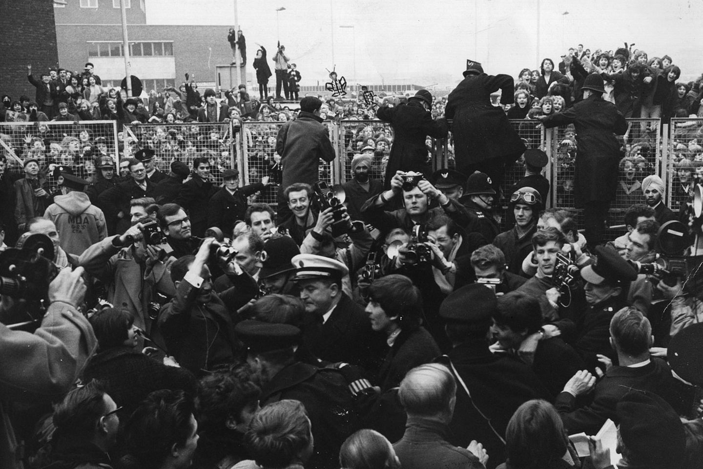 Popmusik: Nach gut zwei Wochen Aufenthalt in den USA kehrten die Beatles am 22. Februar 1964 nach London zurück. Sollten irgendwelche Zweifel daran bestanden haben, dass die Fab Four in ihrer Heimat noch immer begehrt sind, so wurden die bei ihrer Ankunft ausgeräumt: Ihre Rückkehr versetzte den Flughafen in einen Ausnahmezustand. Nach gut zwei Wochen Aufenthalt in den USA kehrten die Beatles am 22. Februar 1964 nach London zurück. Sollten irgendwelche Zweifel daran bestanden haben, dass die Fab Four in ihrer Heimat noch immer begehrt sind, so wurden die bei ihrer Ankunft ausgeräumt: Ihre Rückkehr versetzte den Flughafen in einen Ausnahmezustand.