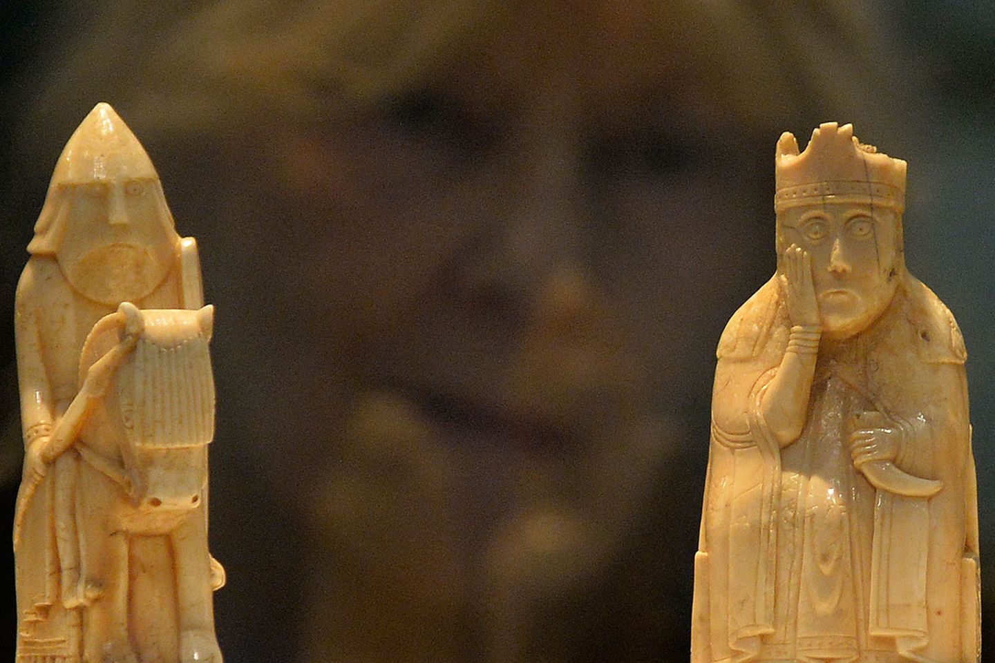 Die Lewis-Schachfiguren sind aus Walross-Elfenbein hergestellt, insgesamt gibt es davon 93 Exemplare. Gefunden wurden sie in Uig auf der schottischen Insel Skye.