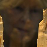 Die Lewis-Schachfiguren sind aus Walross-Elfenbein hergestellt, insgesamt gibt es davon 93 Exemplare. Gefunden wurden sie in Uig auf der schottischen Insel Skye.