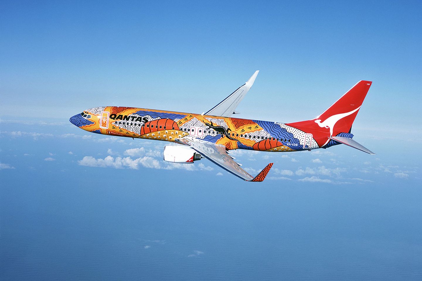 Dot Painting in 11.000 Metern Höhe: Mit der traditionellen Kunsttechnik der Aborigines hat der australische Künstler Rene Kulitja seinen Eindruck der Landschaft rund um den Felsmonolithen Uluru im Zentrum Australiens auf eine Boeing 737 der Qantas übertragen.