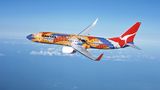 Dot Painting in 11.000 Metern Höhe: Mit der traditionellen Kunsttechnik der Aborigines hat der australische Künstler Rene Kulitja seinen Eindruck der Landschaft rund um den Felsmonolithen Uluru im Zentrum Australiens auf eine Boeing 737 der Qantas übertragen.