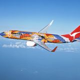 Dot Painting in 11.000 Metern Höhe: Mit der traditionellen Kunsttechnik der Aborigines hat der australische Künstler Rene Kulitja seinen Eindruck der Landschaft rund um den Felsmonolithen Uluru im Zentrum Australiens auf eine Boeing 737 der Qantas übertragen.