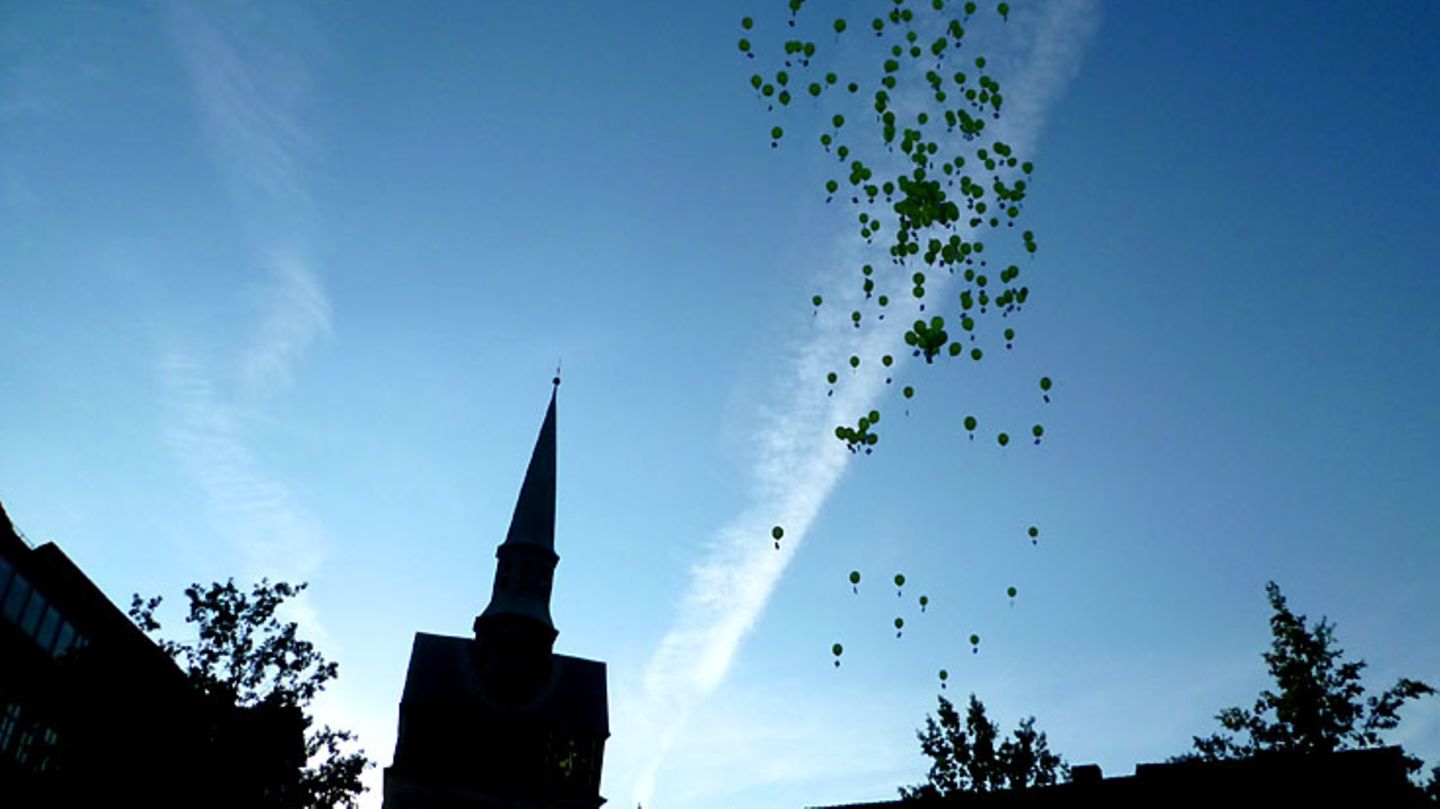 Was für ein Tag: Kein Regen, sondern Sonne empfängt uns auf dem Kornmarkt von Osterode. Zum Start um 7:30 Uhr fliegen grüne Luftballons in den blauen Sommerhimmel