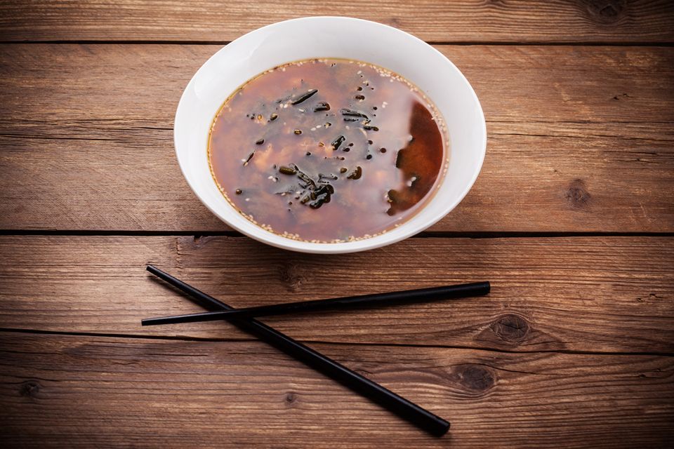 Die Japaner wissen schon, warum sie diese Suppe zum Frühstück essen. Wahrscheinlich haben sie sie nach dem Konsum von Sake, einem japanischen Reiswein, in ihre Tradition aufgenommen