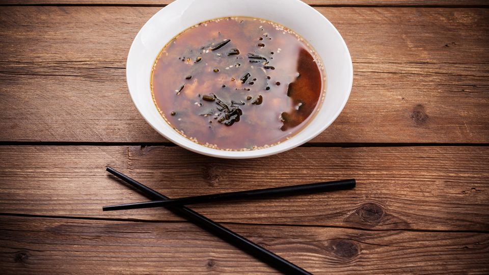 Die Japaner wissen schon, warum sie diese Suppe zum Frühstück essen. Wahrscheinlich haben sie die Suppe nach dem Konusm von Sake, einem japanischer Reiswein, in ihre Tradition aufgenommen.