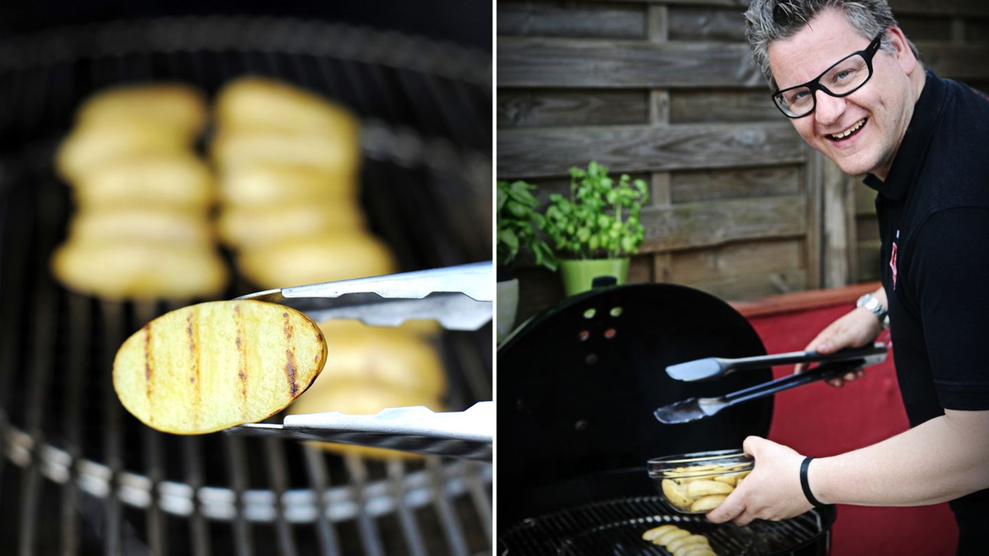 Die Kartoffelhälften mit der Schnittfläche nach unten auf den Grill legen. Wir grillen indirekt, also die Erdäpfel nicht über der Kohle platzieren, sondern in der Mitte und dann den Deckel zu. Die Kartoffeln sollen lediglich etwas vorgegart werden und ein leichtes Brandig bekommen.