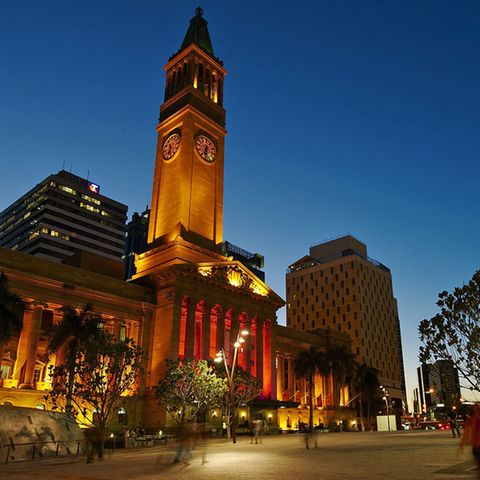 Im Rathaus neu eröffnet: Museum of Brisbane  In neuen Räumen der City Hall wurde gerade das Museum zur 180-jährigen Geschichte von Brisbane wiedereröffnet - unter anderem mit einer Sonderausstellung über historische Panoramafotos. Der Eintritt ist frei. Von der Aussichtsterrasse des Rathausturms hat man einen grandiosen Ausblick auf die Stadt.  www.museumofbrisbane.com.au
