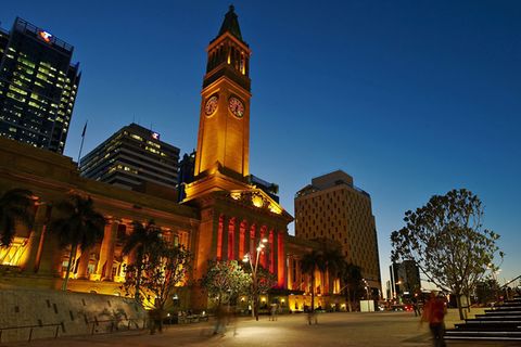 Im Rathaus neu eröffnet: Museum of Brisbane  In neuen Räumen der City Hall wurde gerade das Museum zur 180-jährigen Geschichte von Brisbane wiedereröffnet - unter anderem mit einer Sonderausstellung über historische Panoramafotos. Der Eintritt ist frei. Von der Aussichtsterrasse des Rathausturms hat man einen grandiosen Ausblick auf die Stadt.  www.museumofbrisbane.com.au