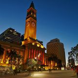 Im Rathaus neu eröffnet: Museum of Brisbane  In neuen Räumen der City Hall wurde gerade das Museum zur 180-jährigen Geschichte von Brisbane wiedereröffnet - unter anderem mit einer Sonderausstellung über historische Panoramafotos. Der Eintritt ist frei. Von der Aussichtsterrasse des Rathausturms hat man einen grandiosen Ausblick auf die Stadt.  www.museumofbrisbane.com.au